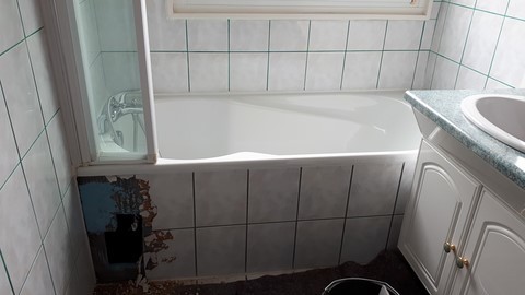 Remplacement baignoire par une douche pour les seniors. Avant