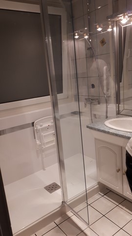 Remplacement baignoire par une douche pour les seniors. Après